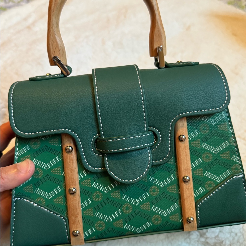 Chic Green Mini Bag with Vintage Silhouette and Textured Design